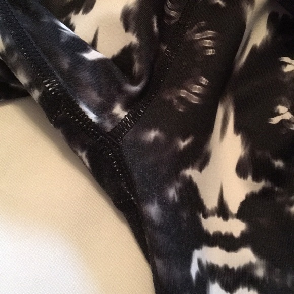 Capris printed leggings | Fabletics - Picture 6 of 8